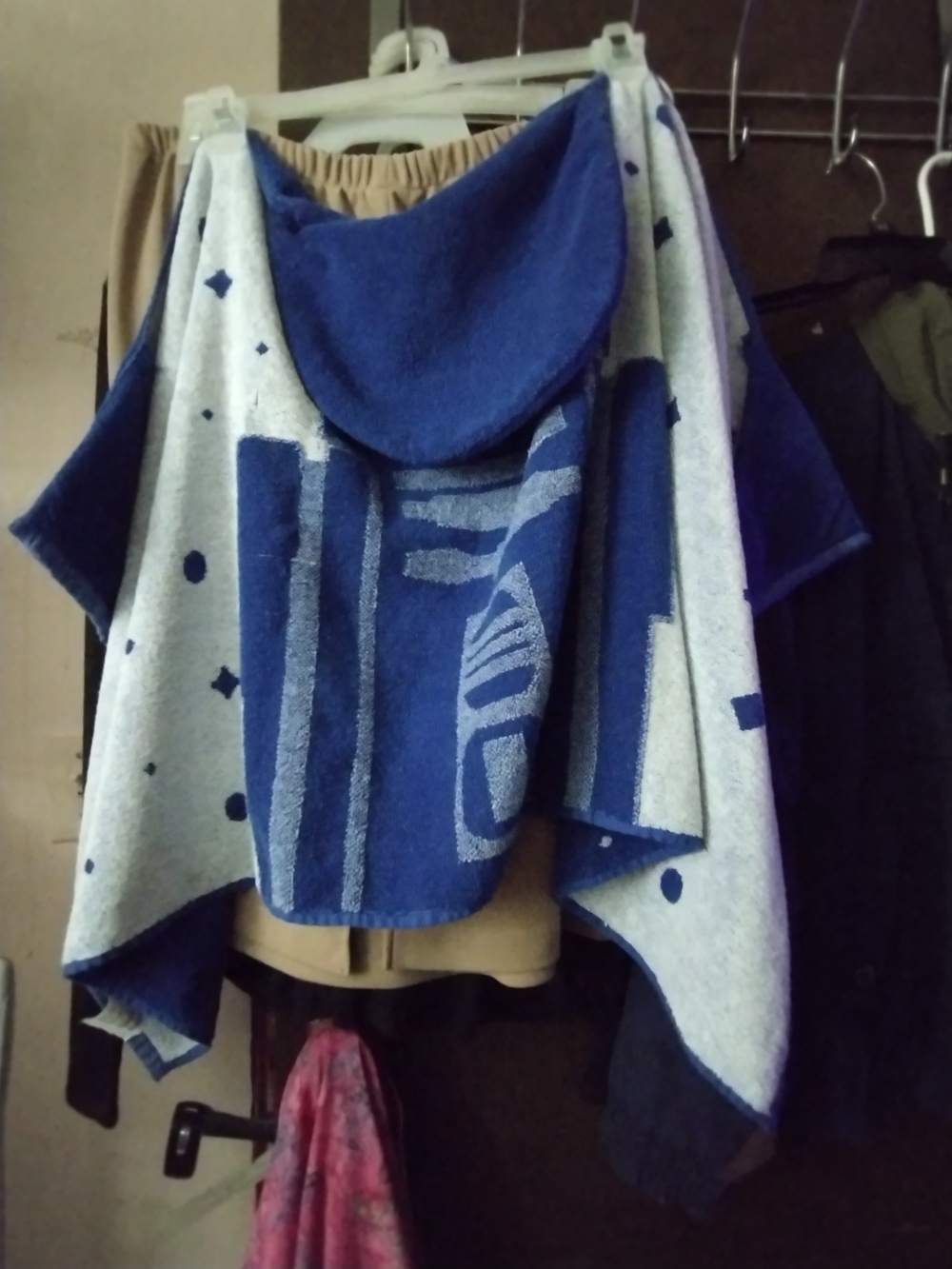 Star Wars Blue, White & Silver R2-D2 Kids Hooded Poncho - Picture 2 of 11